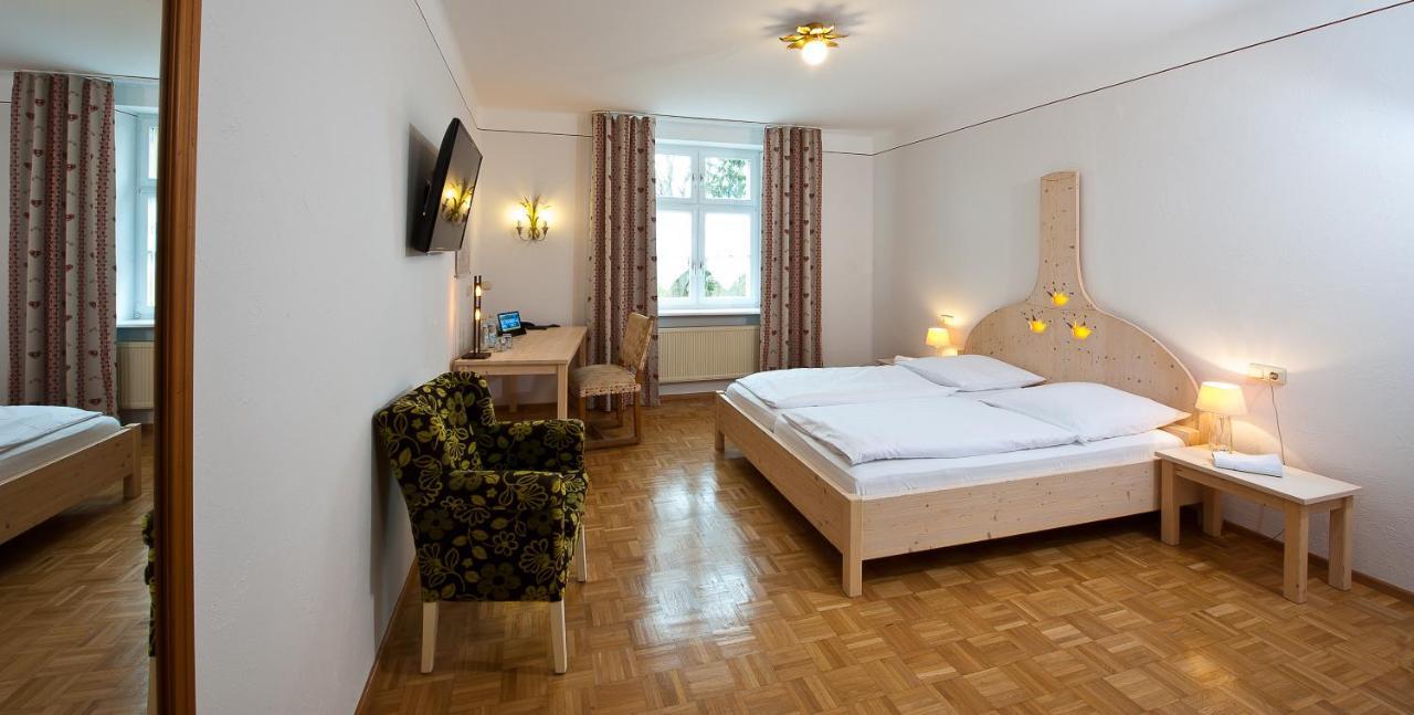 Hotel & Brauereigasthof Drei Kronen メンメルスドルフ エクステリア 写真