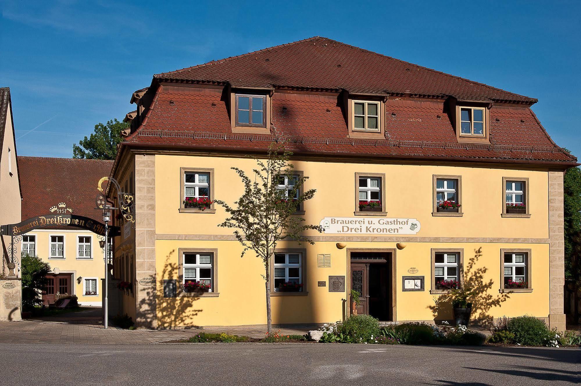 Hotel & Brauereigasthof Drei Kronen メンメルスドルフ エクステリア 写真