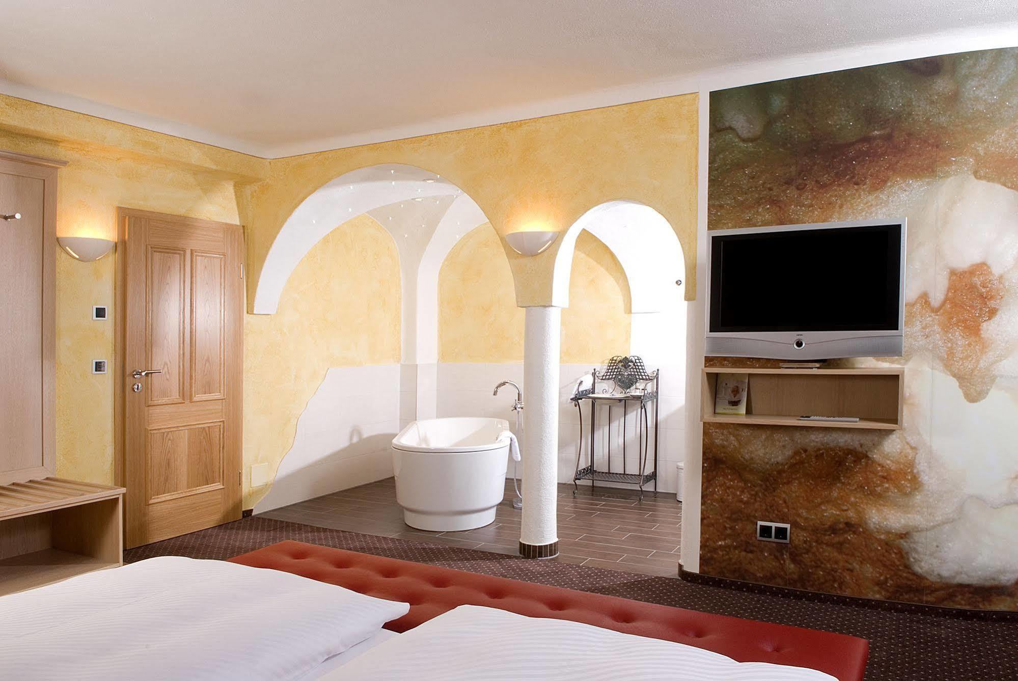 Hotel & Brauereigasthof Drei Kronen メンメルスドルフ エクステリア 写真