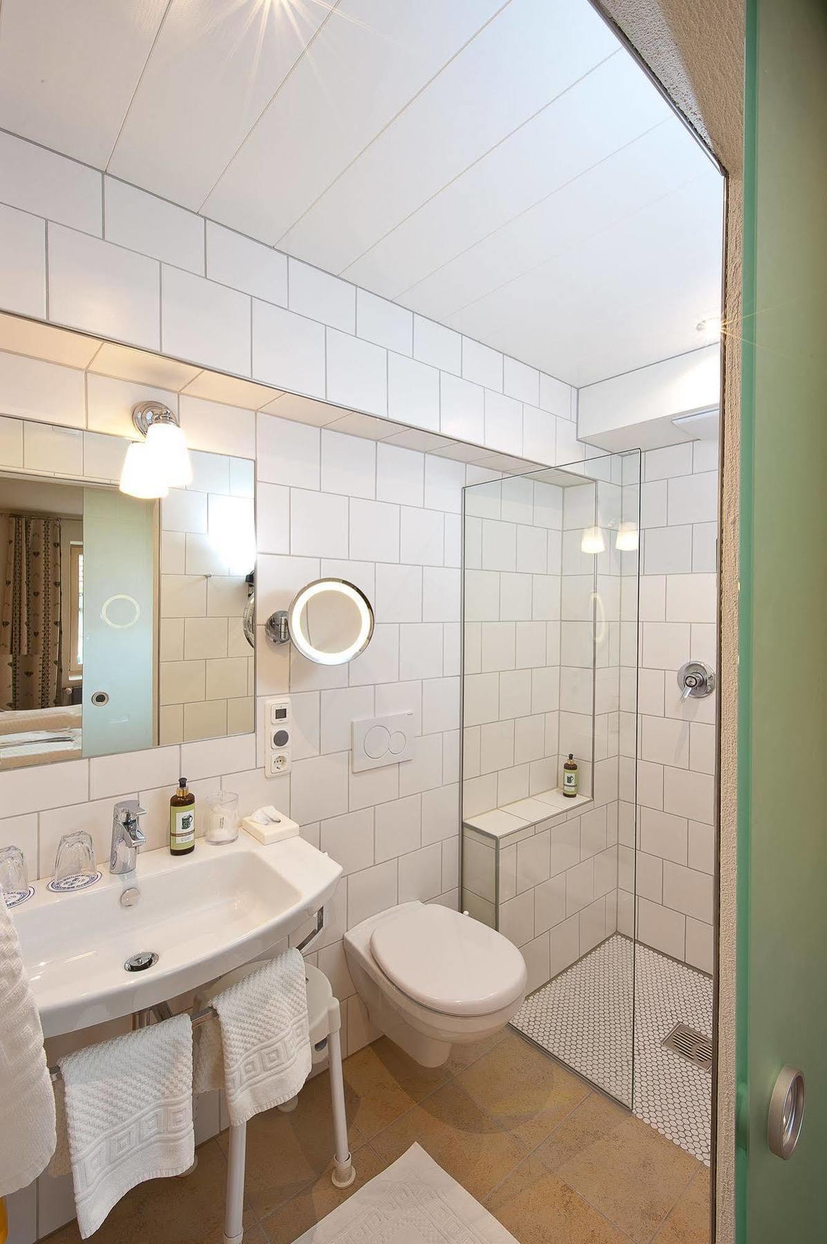 Hotel & Brauereigasthof Drei Kronen メンメルスドルフ エクステリア 写真