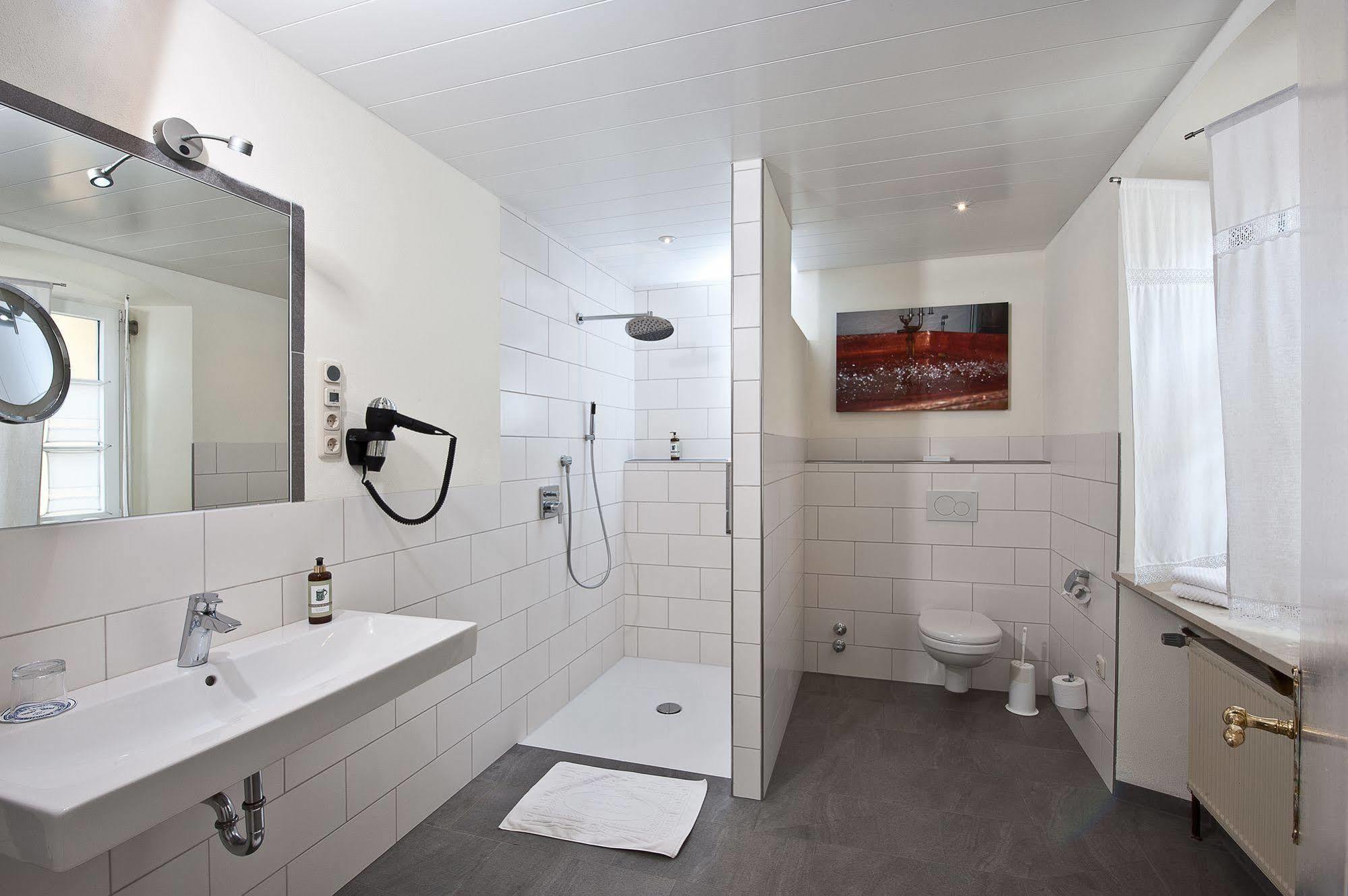 Hotel & Brauereigasthof Drei Kronen メンメルスドルフ エクステリア 写真