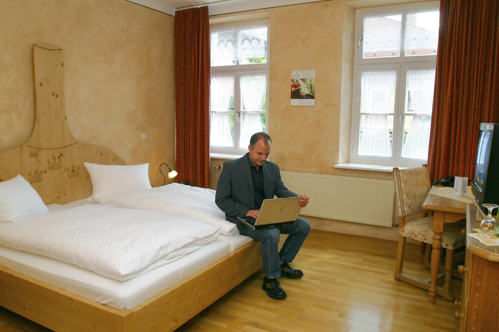 Hotel & Brauereigasthof Drei Kronen メンメルスドルフ エクステリア 写真